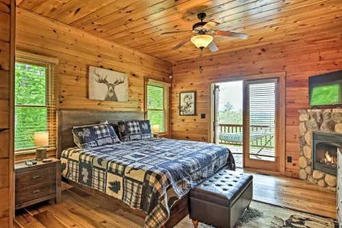 Large Mtn Retreat w/ Theater Room, Hot Tub, Game Room & Sunset Mountain Views!