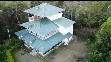 My Space Holiday Inn Munnar Отели в г. Серайанелли