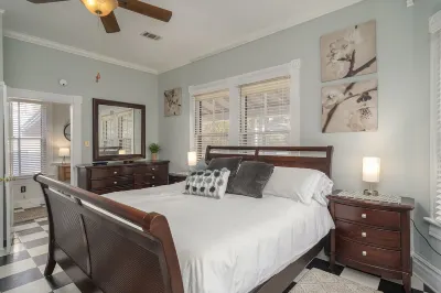 East Hill Coastal Cottage, prefect for couples and families, pet friendly. Hotels near Pensacola Lighthouse & Maritime Museum