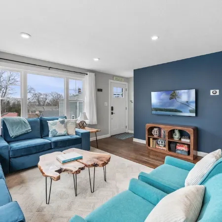 4 BR Home l Walk to Beaches & Downtown l Reserved Parking & Beach Gear included