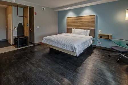 Tru by Hilton Roanoke Hollins