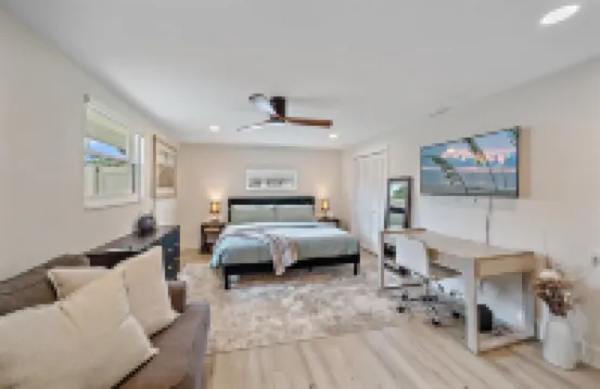 Putt 'n Plunge Paradise: 3/2 House 10 Mins to Downtown & 15 Mins to Lido Beach