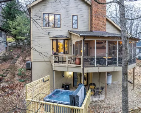 Serenity in Massanutten with Hot Tub and Firepit Hotels in McGaheysville