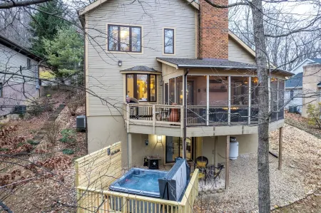 Serenity in Massanutten with Hot Tub and Firepit Отели рядом с достопримечательностью «Массанаттен Индур Уотерпарк»