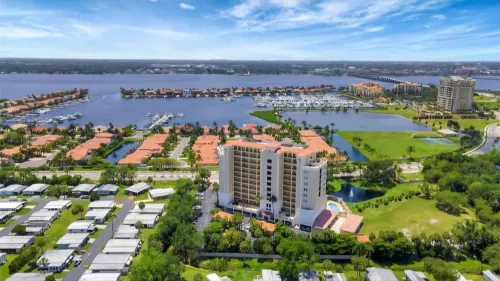 Florida Gulf Coast 3-bedroom, 2-bathroom deluxe condominium, near beaches.
