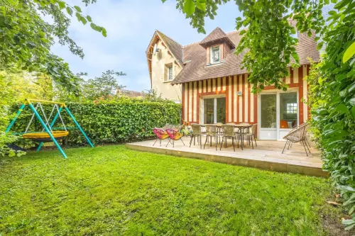 Charming House with Garden in Residence with Pool - 3-Star