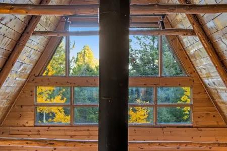 Woodland Park Cabin Getaway: Mtn Views, Scenic Charm, Clouds & Hot Tub Retreat Отели в г. Теллер Каунти
