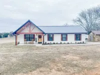 Horton LodgeCharming new 3-bedroom 2 bath lodge with WiFi in serene Stigler Hotel a Haskell County
