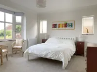 Lovely seaside chalet with just a 2 minute walk to the beach! Các khách sạn gần Swanage Pier