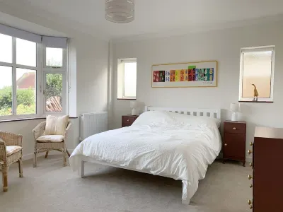 Lovely seaside chalet with just a 2 minute walk to the beach! Hotels near Swanage Beach