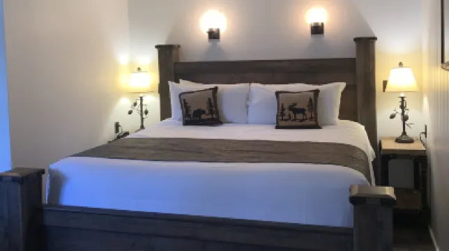 อาดิรอนแด็ค ลอดจ์ โอลด์ฟอร์จ โรงแรมใน