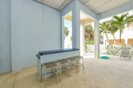 102 6th St S- Upstairs 3 Bedroom Home by RedAwning Отели рядом с достопримечательностью «Cortez Beach»