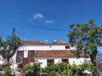 Villa-Sleeps4-Parking-Garden-Pool-NearAirport