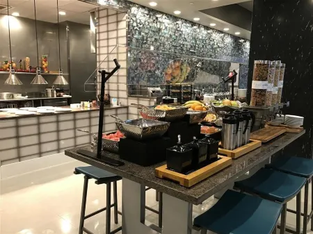 Hilton Garden Inn Wichita Downtown Отели рядом с достопримечательностью «The Keeper of the Plains»