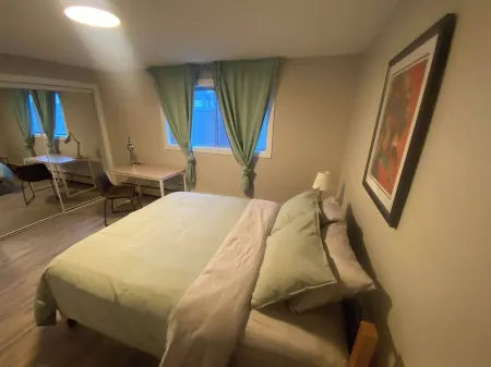 Brand New Modern Flat 2br1ba Whyte And University Отели рядом с достопримечательностью «Университет Альберты»