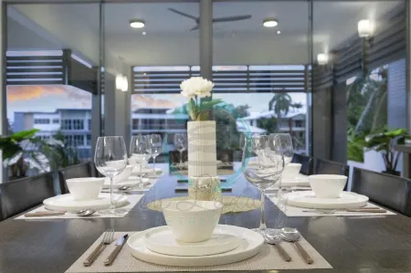 Zenlux Waterfront Mansion Infinity Pool Cinema Отели в г. Bayview