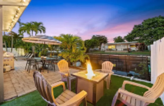 寧靜的5卧室公寓 - 水道景觀和私人加熱游泳池