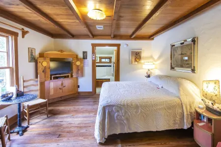 Hibiscus Coffee & Guesthouse Отели рядом с достопримечательностью «Парк штата Грейтон Бич»