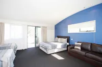 Travellers Motor Village Hotels in Waratah West