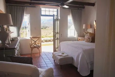 Klein Waterval Riverside Lodge Отели рядом с достопримечательностью «Groot Drakenstein Prison»