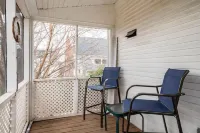 Cozy Cape Cod Bungalow King Queen WD Full Kitchen Wifi Desk Hotels in York