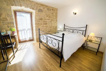 Chambres d'hôtes Entre Dolmens et Fontaines Отели в г. Прад-д'Обрак