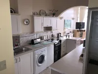 Stunning Beach Front Apartment in Caswell Swansea Hotel di 
