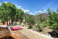 Les Gargoulettes Hotels in Lourmarin