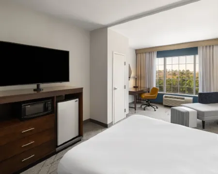 Holiday Inn Express & Suites AIKEN by IHG โรงแรมในเอเคน