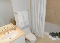 LUXURY Suite by the Beach!