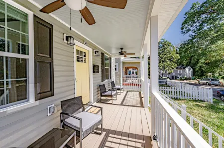 Backyard Fire-Pit, Modern, Roomy, 7 Min Downtown Отели рядом с достопримечательностью «Университет Вирджиния Коммонуэлт»