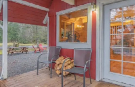 Cabin Vibes & Family Friendly w-Private Hot Tub Steps to Rainier