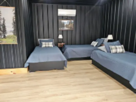 Hidden Jewell - Full Cabin 4 Studio Suites - 9Bd / 4BA Sleeps 15 on Outlaws Hotels in Tug Hardee