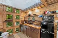 Pet-Friendly Treehouse - Amazonia - an exclusive experience in Red River Gorge, Kentucky! Hotels in Lee County
