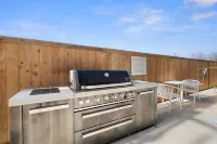 Luxurious Amenities and Modern Comfort - Stylish Dallas Escape