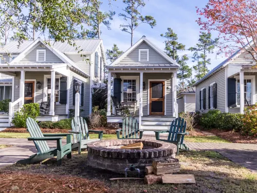 Marina Access and On-Site Amenities - Charming Cottage Retreat Hotel a Vandemere