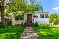 Charming Retreat with Fire Pit and Mini Gym - Inviting Getaway Hotels in Kootenai County