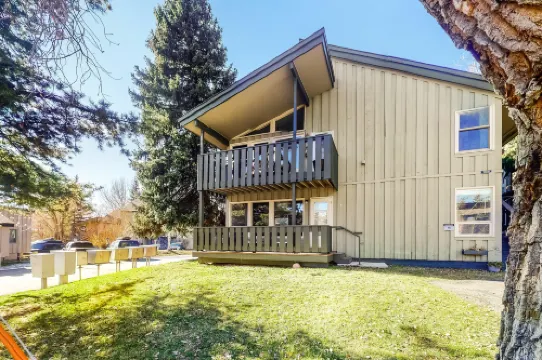 Updated Condo with Walkable Locale, Free WiFi & Private Washer/Dryer