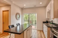 Spacious Living Area and Private Kitchen Retreat - Charming Getaway Hotels in Sheridan
