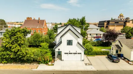 Modern Kitchen, Fire Pit and Spacious Living Area - Charming Haven Отели рядом с достопримечательностью «Peter D's RV Park»