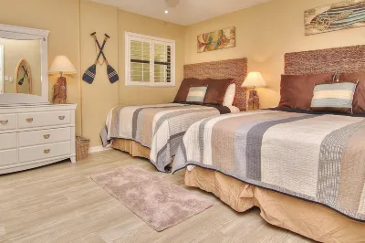 Oceanfront condo with AC, access to pool, hot tub & grill - snowbird-friendly