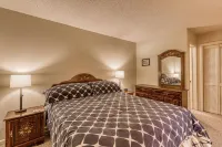 Ski-in/ski-out all-season riverfront condo with amazing views - walk to lifts Hotels in Sugar Mountain