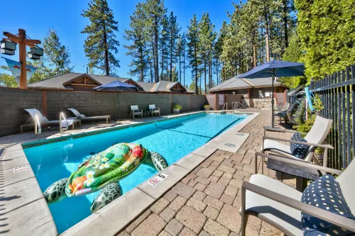 Expansive Views and Luxury Amenities - Stunning Lakefront Oasis