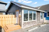 Kitchenette and Outdoor Patio Area - Charming Coastal Retreat Hotel a Garibaldi