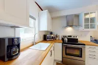 Remodeled condo with free WiFi & shared W/D - ski bus pickup across street Hôtels à : Ludlow