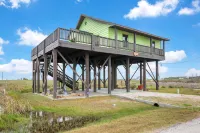 Adorable home with lots of space - close to the Gulf & ferry Hotels in Bolivar Peninsula