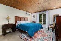 Charming Garden Views and Cozy Living - Delightful Retreat