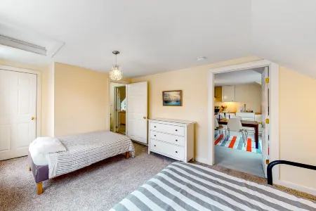 Remodeled condo with shared washer/dryer - walk to dining & ski lift bus pickup Отели в г. Уэстон