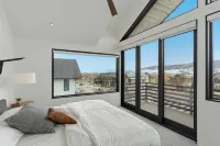 Beautiful mountain home with pool, hot tub, balcony, washer/dryer & WiFi