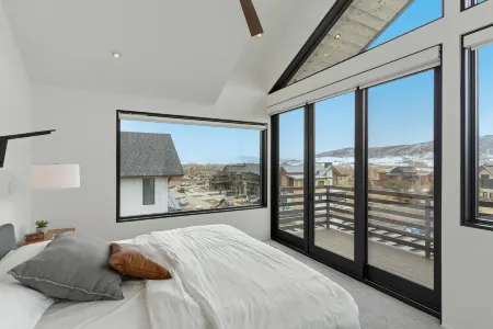 Beautiful mountain home with pool, hot tub, balcony, washer/dryer & WiFi